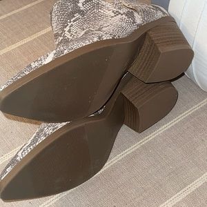 Universal Thread Snake Skin Booties size 6